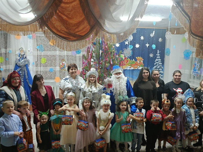 Новогодний утренник «Приключения у елки» в старшей группе «Колобок» Новогодний утренник «Приключения у елки» в старшей группе «Колобок».